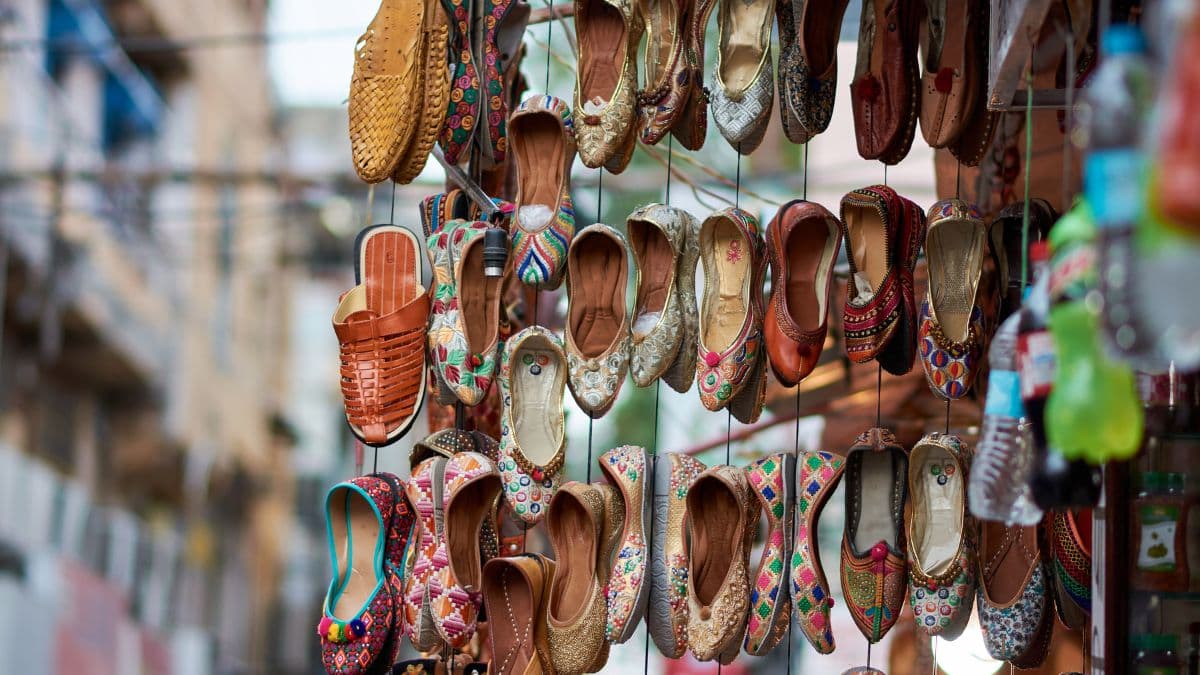 What to shop while visiting Rajasthan?