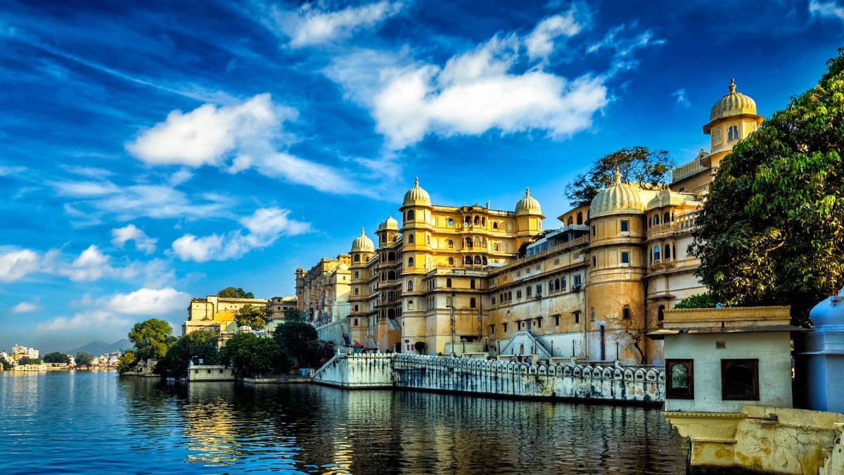 Architectural Splendors: The Magnificent Havelis and Forts of Rajasthan
