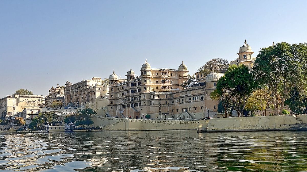 How many days are enough for Udaipur tour?