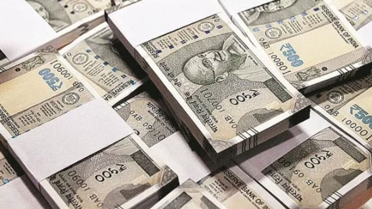 Brother stole 1.50 crore rupees from sister's house in Sikar